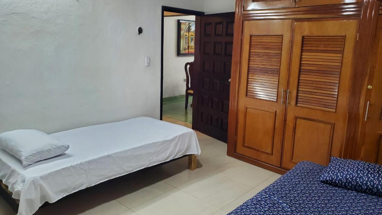 Hostal Casa Cucu - Wifi, Hot Water, Ac, Free Water Refill - Stay 3 Nights Or More And Get 1 Day Free Bikes & 1 Free Laundry Wash วัลลาโดลิด ภายนอก รูปภาพ
