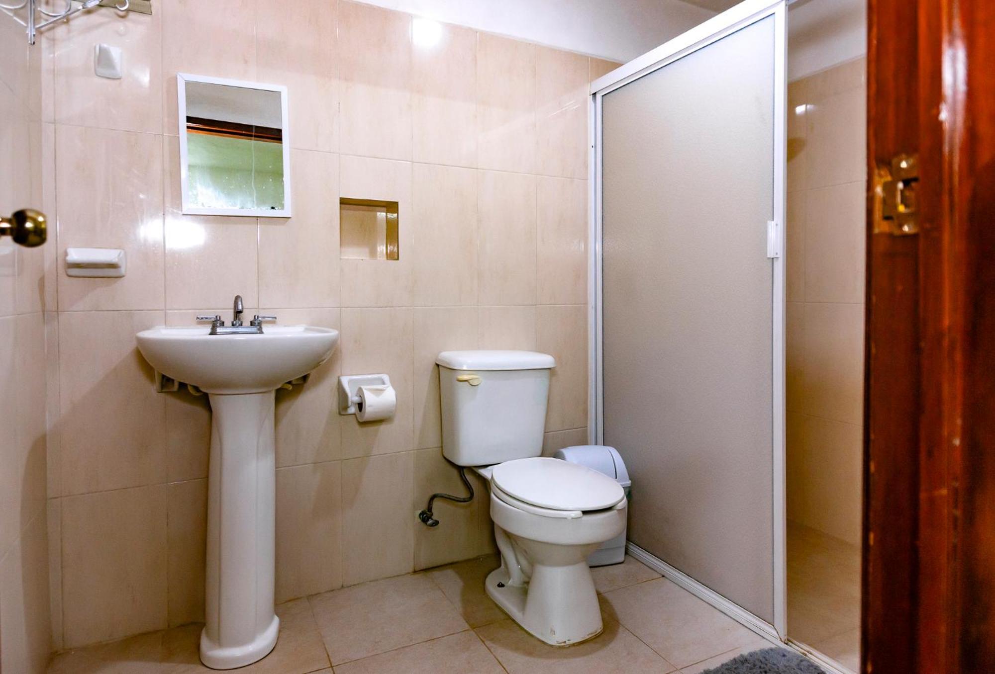 Hostal Casa Cucu - Wifi, Hot Water, Ac, Free Water Refill - Stay 3 Nights Or More And Get 1 Day Free Bikes & 1 Free Laundry Wash วัลลาโดลิด ภายนอก รูปภาพ